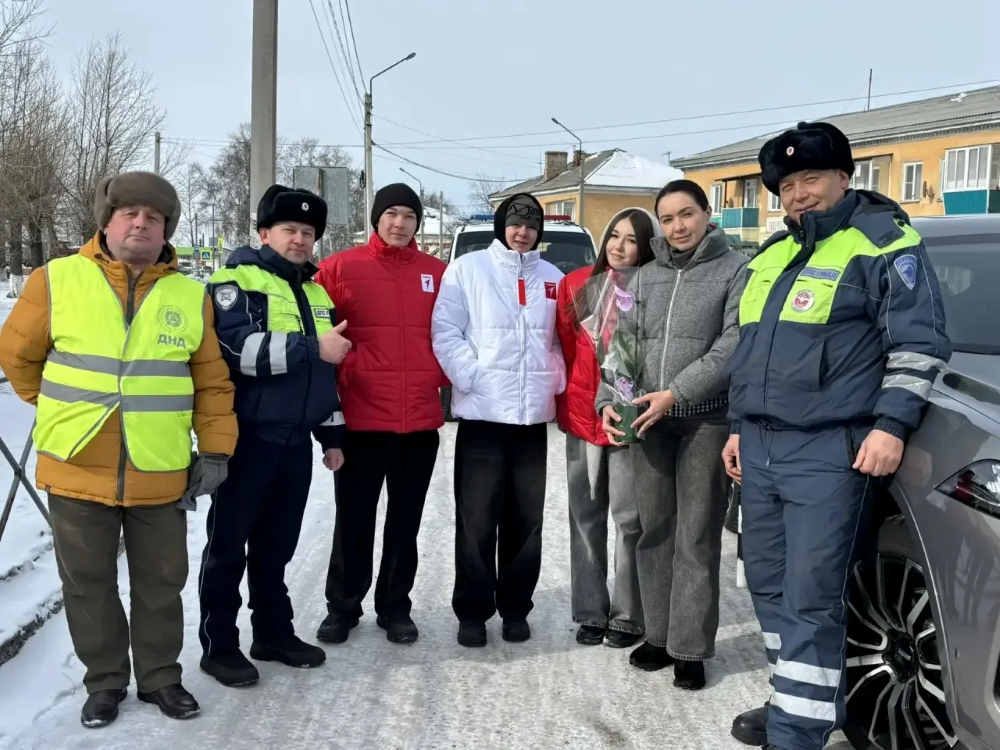 В Кабанском районе прошла праздничная акция «Цветы для автоледи»